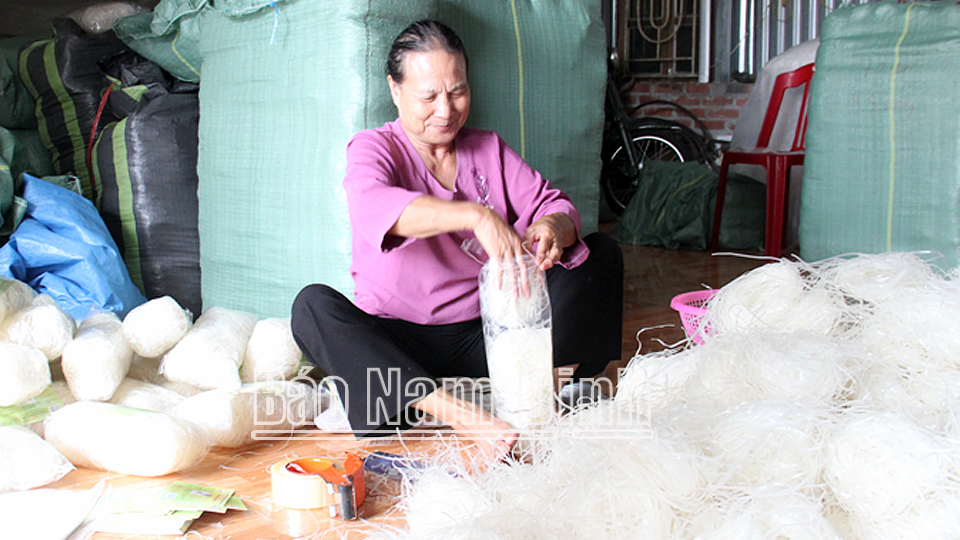 Cơ sở sản xuất bún, miến, bánh đa khô tại xã Trực Cường (Trực Ninh) chuẩn bị hàng hóa cho dịp tiêu dùng Tết nguyên đán Giáp Thìn 2024.