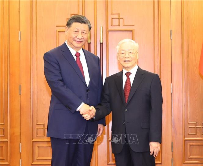 Tổng Bí thư Nguyễn Phú Trọng và Tổng Bí thư, Chủ tịch nước Trung Quốc Tập Cận Bình chụp ảnh chung.