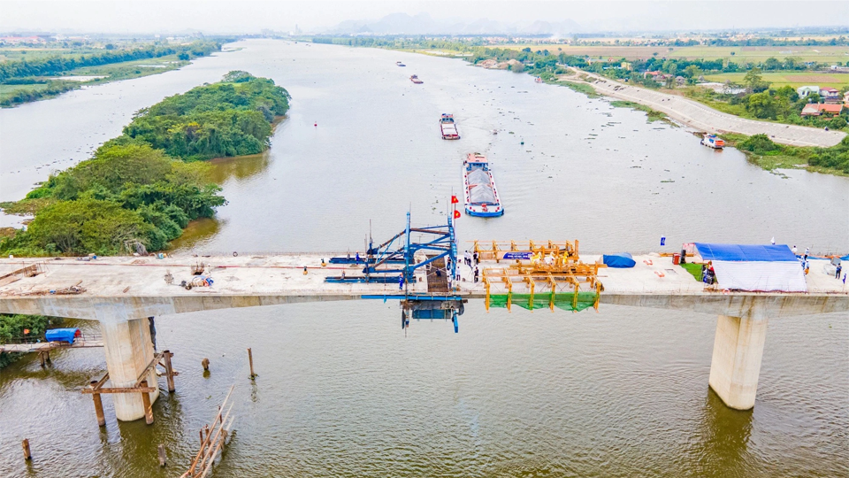 Chiều nay (14/12), Ban QLDA 2 (chủ đầu tư) và liên danh Ilsung Construction Co., Ltd (Hàn Quốc) - Tổng công ty Thăng Long (Việt Nam) đã tổ chức hợp long cầu Bến Mới bắc qua sông Đáy nối Nam Định - Ninh Bình.
            