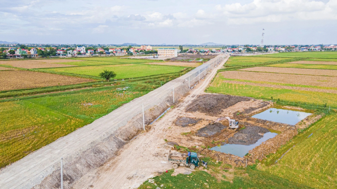 Đường hai đầu cầu được đầu tư với bề rộng 9m. Trong đó, chiều dài đường dẫn phía Nam Định là hơn 890m; Đường dẫn phía Ninh Bình dài hơn gần 1.700m.
            