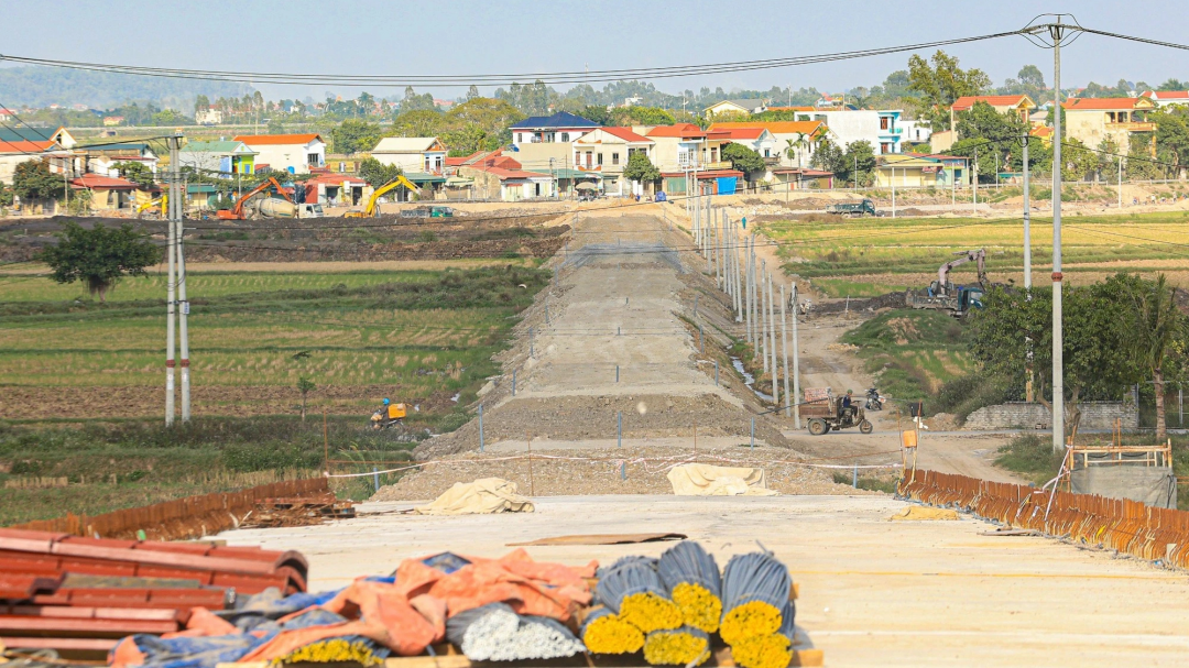 Riêng phần đường, mục tiêu sẽ hoàn thành bờ Nam Định trong tháng 5/2024; phía bờ Ninh Bình dự kiến hoàn thành trong tháng 10/2024.
            