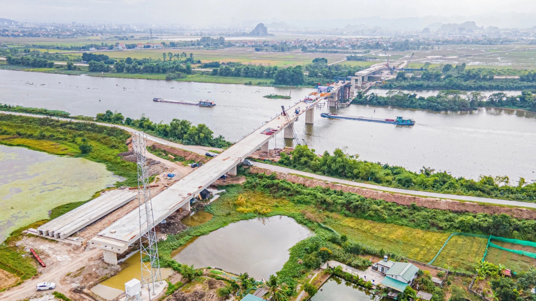 Mặt bằng phía Nam Định vướng đường nước sạch D350 và đường viễn thông cắt qua tuyến và phạm vi cải kênh cuối tháng 11/2023 mới di dời, ảnh hưởng đến tiến độ cải kênh để thi công nút giao đầu tuyến.
            