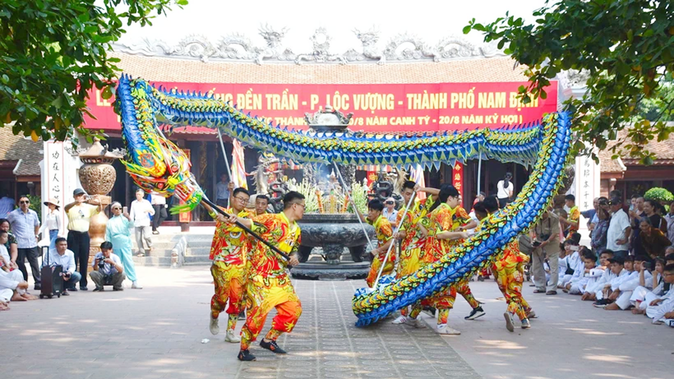 Lễ khai hội Đền Trần Nam Định thu hút nhiều du khách trên cả nước. (Ảnh: Công Luật/TTXVN)
