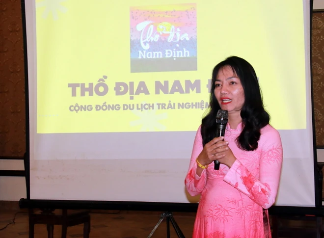 Bà Bùi Thị Nhàn, Giám đốc Công ty cổ phần tư vấn đầu tư Ecohost, giới thiệu bộ sản phẩm du lịch. (Ảnh: Nguyễn Lành/TTXVN)
            