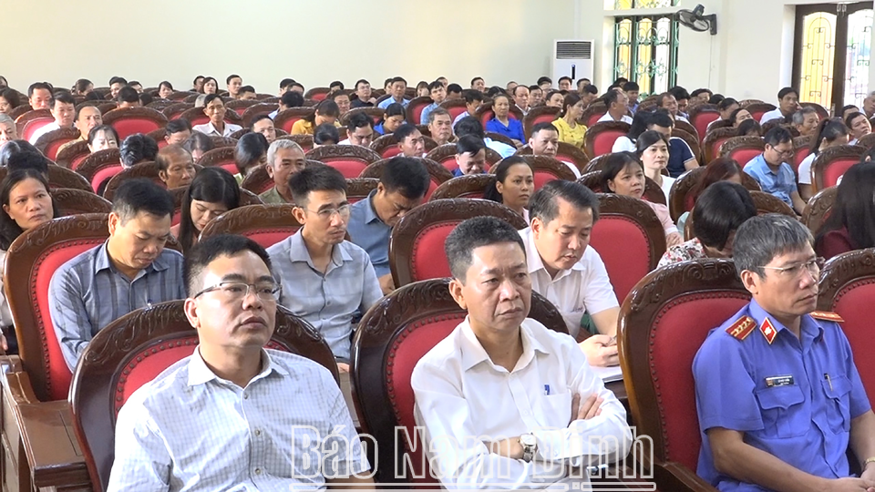 Nhân dân tham gia hội nghị đối thoại giữa người đứng đầu cấp ủy, chính quyền với Mặt trận Tổ quốc, các tổ chức chính trị xã hội và nhân dân huyện Mỹ Lộc được tổ chức tháng 10-2023.