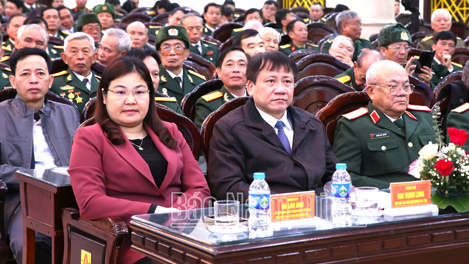 Đồng chí Phó Chủ tịch HĐND tỉnh Mai Thanh Long và đồng chí Phó Chủ tịch UBND tỉnh Hà Lan Anh và các đại biểu dự buổi gặp mặt.