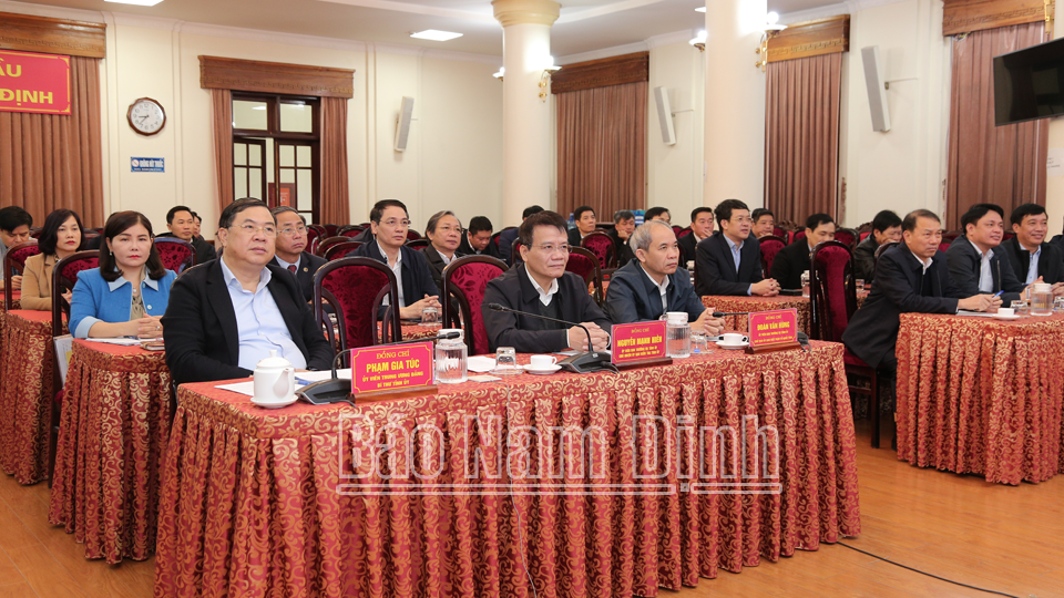 Đồng chí Phạm Gia Túc, Ủy viên BCH Trung ương Đảng, Bí thư Tỉnh ủy và các đại biểu dự hội nghị tại điểm cầu Nam Định.

