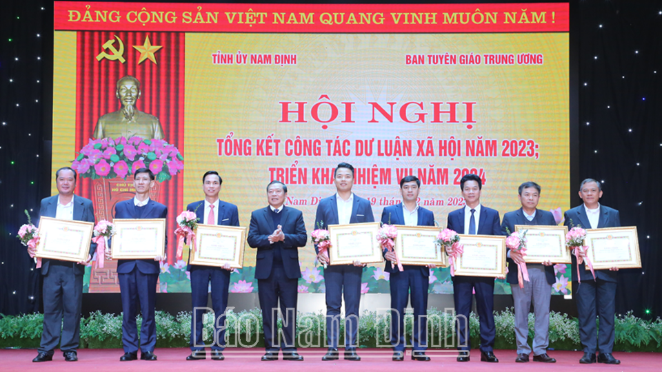 Đồng chí Lại Xuân Môn, Ủy viên BCH Trung ương Đảng, Phó Trưởng Ban Thường trực Ban Tuyên giáo Trung ương, Chủ tịch Hội đồng khoa học các cơ quan Đảng Trung ương tặng Bằng khen của Ban Tuyên giáo Trung ương cho 10 tập thể đạt thành tích xuất sắc trong công tác dư luận xã hội năm 2023. 