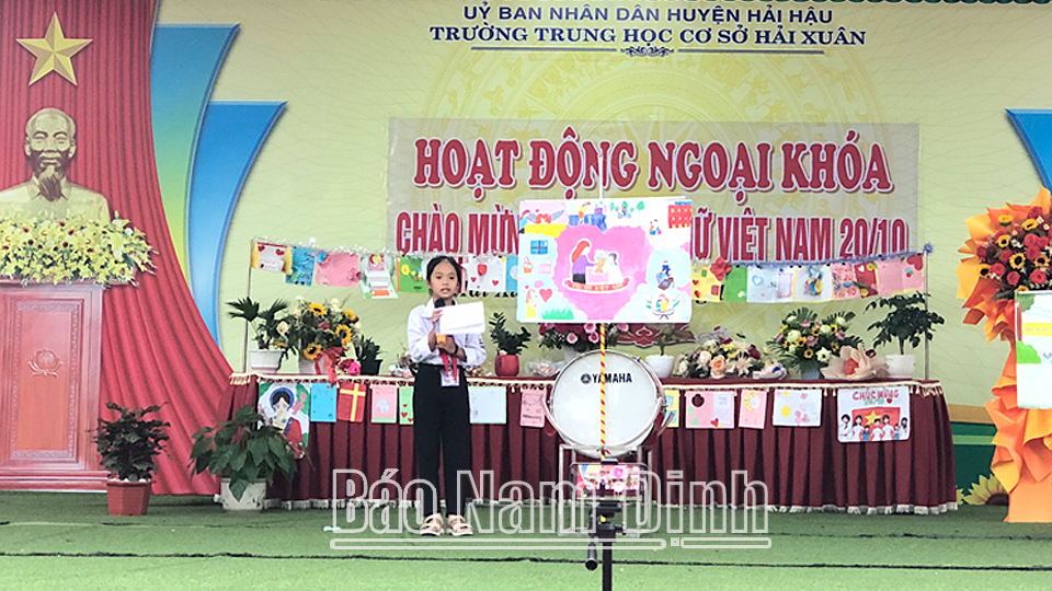 Học sinh Trường THCS Hải Xuân (Hải Hậu) với hoạt động ngoại khóa làm thiệp tặng mẹ, tặng cô nhân Ngày Phụ nữ Việt Nam 20-10.
