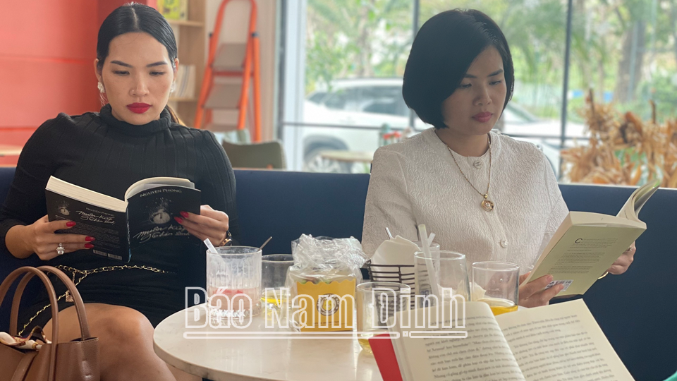Khách hàng đến đọc sách và thưởng thức đồ uống tại quán cà phê sách ở Khu đô thị Dệt May (thành phố Nam Định).
