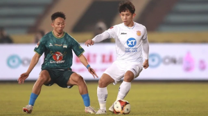 Nam Định trở lại ngôi đầu V-League