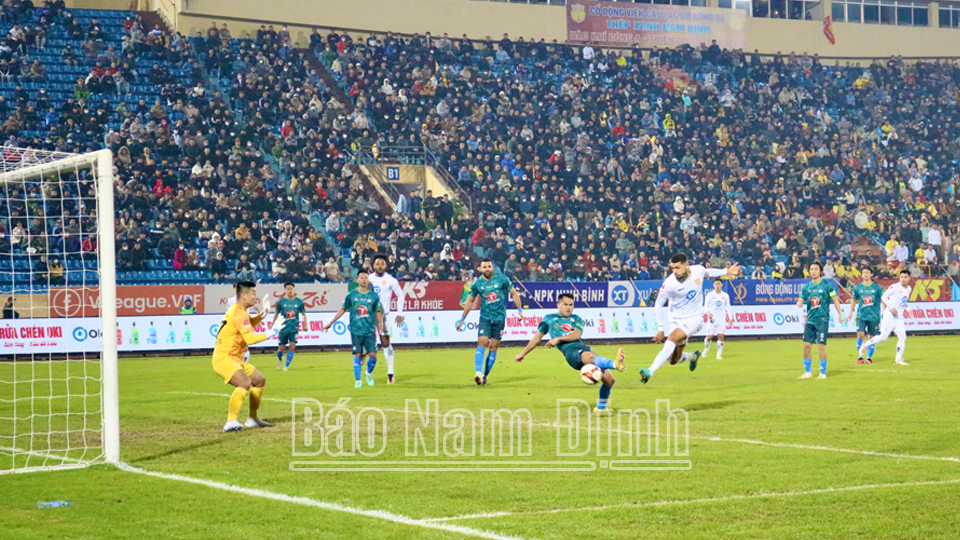 CLB Thép Xanh Nam Định giành lại vị trí nhất bảng sau chiến thắng 3-0 trước CLB LPBank Hoàng Anh Gia Lai