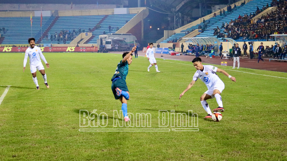Tình huống tranh chấp bóng giữa các cầu thủ Thép Xanh Nam Định và LPBank Hoàng Anh Gia Lai.

