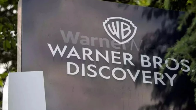 Warner Bros. Discovery và NBCUniversal có khả năng tham gia vào các vụ M&A trong 18-24 tháng tới. (Ảnh: AFP/TTXVN)
