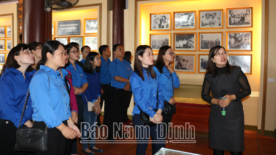 Đoàn viên, thanh niên tham quan, học tập tại Nhà tưởng niệm Tổng Bí thư Trường Chinh, thị trấn Xuân Trường (Xuân Trường).