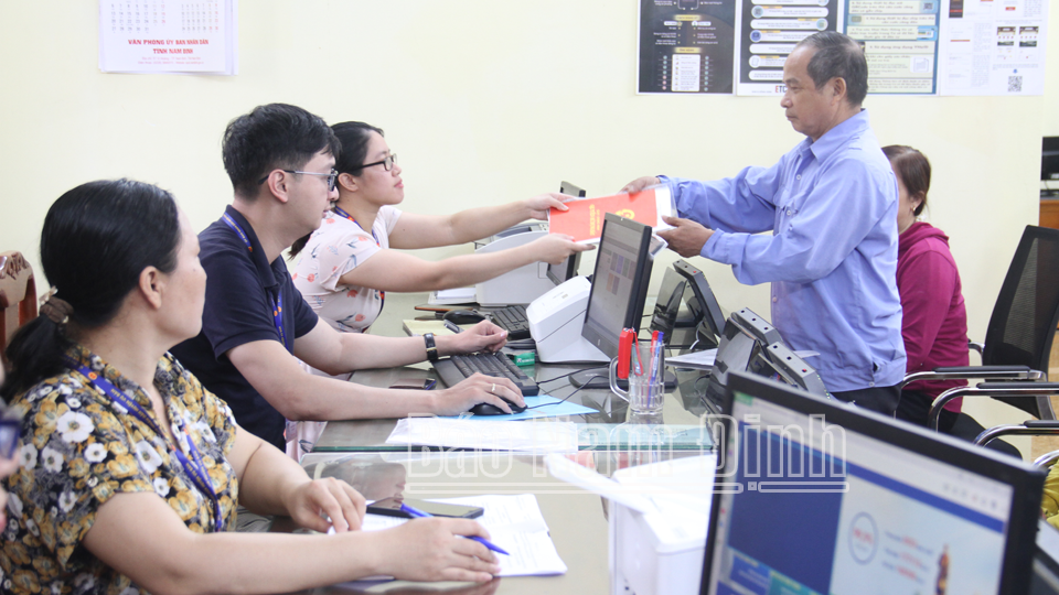 Người dân giải quyết thủ tục hành chính tại Trung tâm giao dịch hành chính huyện Vụ Bản.
