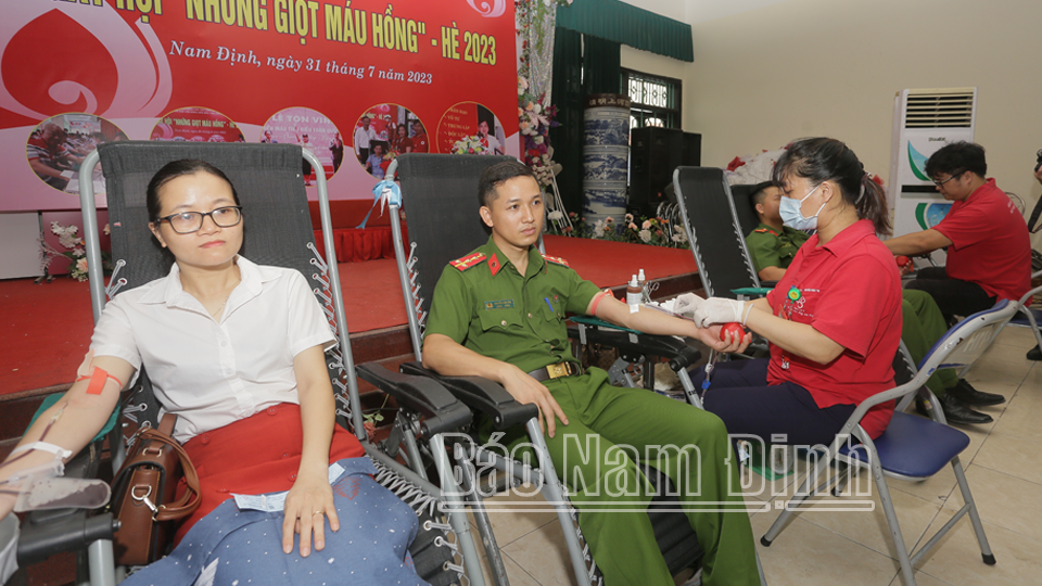 Cán bộ, chiến sĩ Công an tỉnh tích cực tham gia hiến máu nhân đạo.