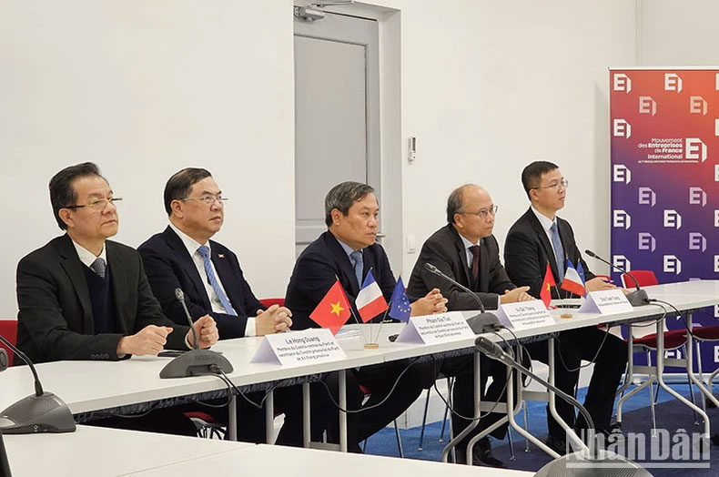 Bí thư Tỉnh ủy Nam Định, Quảng Bình và An Giang giới thiệu tiềm năng của địa phương cùng với các chính sách ưu đãi đầu tư nước ngoài.