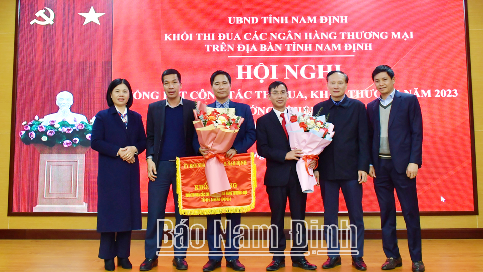 Đại diện Hội đồng Thi đua, khen thưởng tỉnh chúc mừng Khối trưởng Khối thi đua các Chi nhánh Ngân hàng thương mại năm 2024. 
