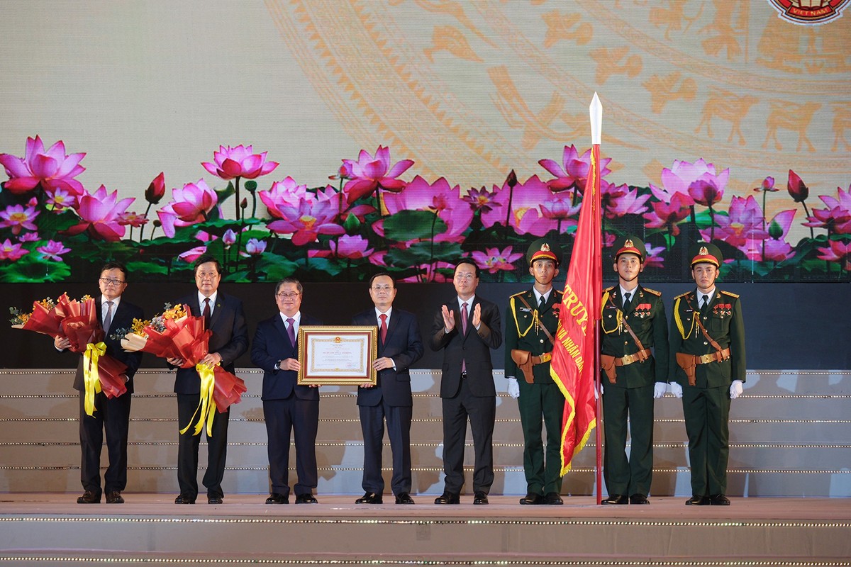 Chủ tịch nước Võ Văn Thưởng trao tặng Huân chương Lao động hạng Nhất tặng thành phố Cần Thơ. 