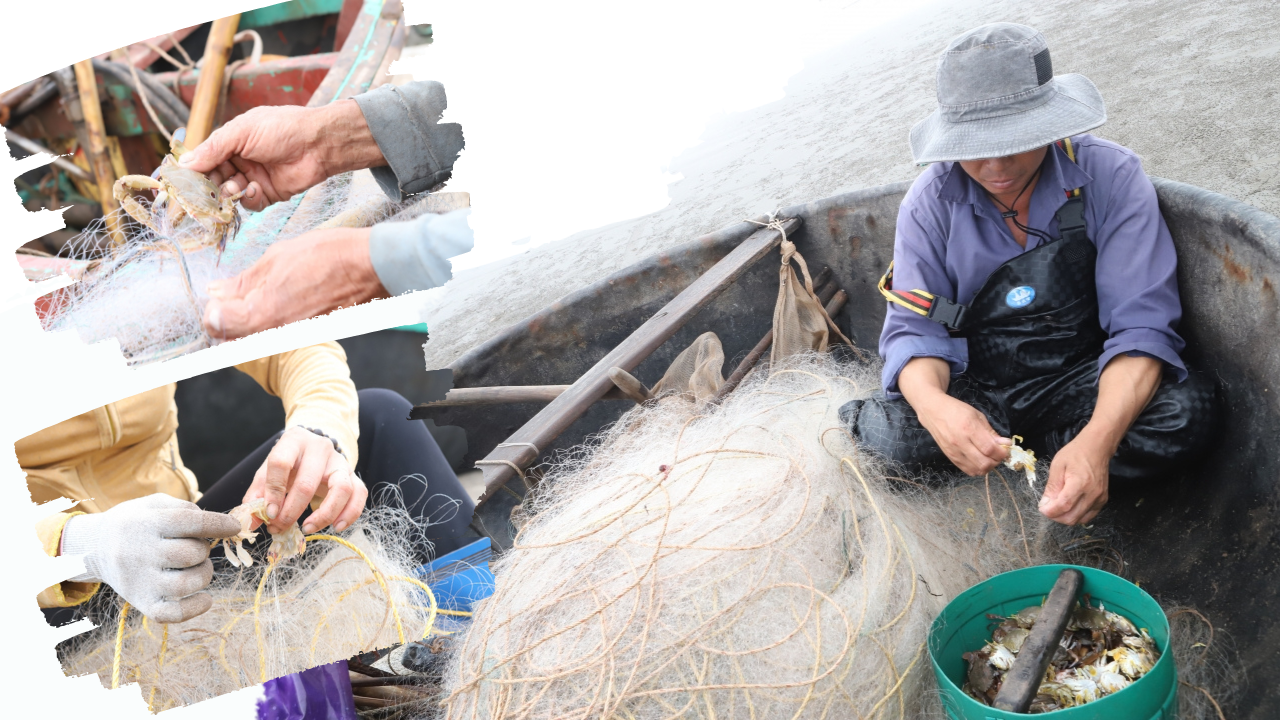 Người dân làng chài Xương Điền gỡ lưới sau chuyến đánh bắt.