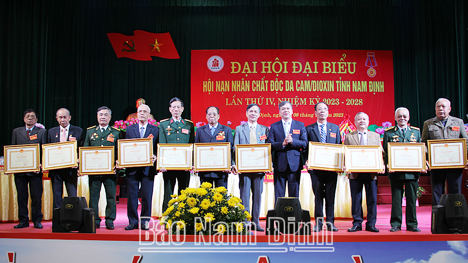 Đồng chí Phó Chủ tịch UBND tỉnh Trần Lê Đoài trao Bằng khen của UBND tỉnh cho các tập thể, cá nhân có thành tích tiêu biểu trong các phong trào Vì Nạn nhân chất độc da cam/điôxin.