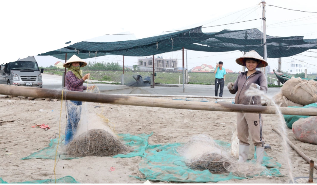 Ngư dân chuẩn bị lưới cho chuyến vươn khơi.