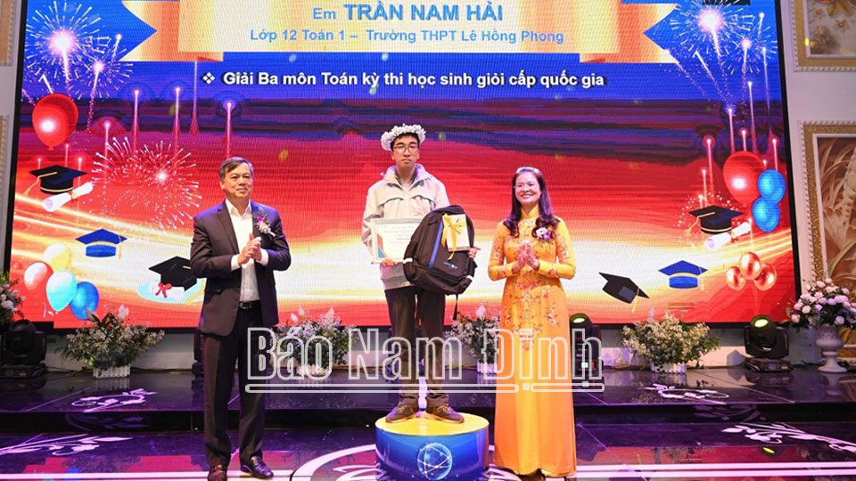 Đồng chí Trần Lê Đoài, TUV, Phó Chủ tịch UBND tỉnh trao học bổng cho học sinh đạt thành tích xuất sắc trong Kỳ thi học sinh giỏi quốc gia năm học 2022-2023.