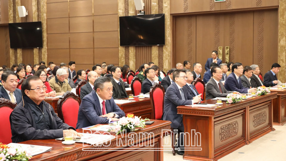 Các đồng chí lãnh đạo Ban Tuyên giáo Trung ương, Thành ủy, UBND Thành phố Hà Nội và các đại biểu dự buổi lễ.