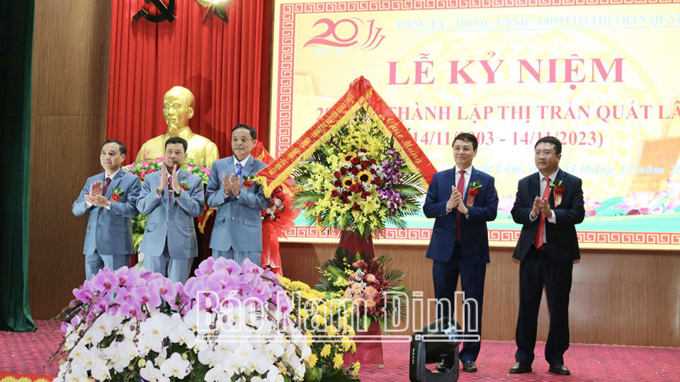 Đồng chí Phạm Quang Ái, TUV, Bí thư Huyện uỷ Giao Thuỷ tặng hoa chúc mừng Đảng bộ, chính quyền và nhân dân thị trấn Quất Lâm