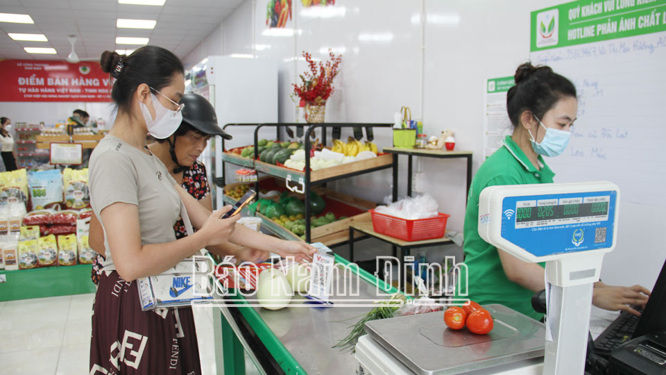 Người dân mua sắm hàng hóa tại một điểm bán hàng Việt tại thành phố Nam Định của Công ty CP Hiệp hội Nông nghiệp sạch Nam Định.