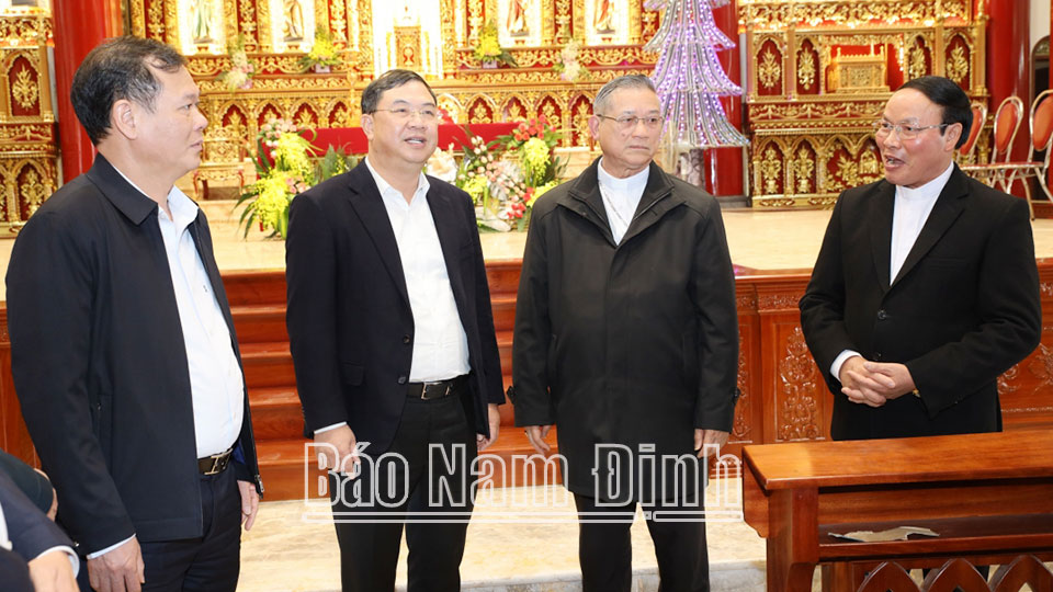 Đồng chí Bí thư Tỉnh ủy Phạm Gia Túc và đồng chí Phó Bí thư Thường trực Tỉnh ủy Lê Quốc Chỉnh trao đổi với Giám mục Tôma Vũ Đình Hiệu, Giám mục Giáo phận Bùi Chu và Linh mục Giuse Phạm Ngọc Đồng, Chánh xứ Trung Lao. 