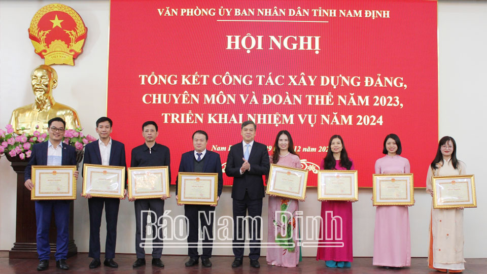 Đồng chí Phó Chủ tịch UBND tỉnh Trần Lê Đoài trao tặng Bằng khen của UBND tỉnh cho các cá nhân có thành tích xuất sắc trong công tác năm 2023.