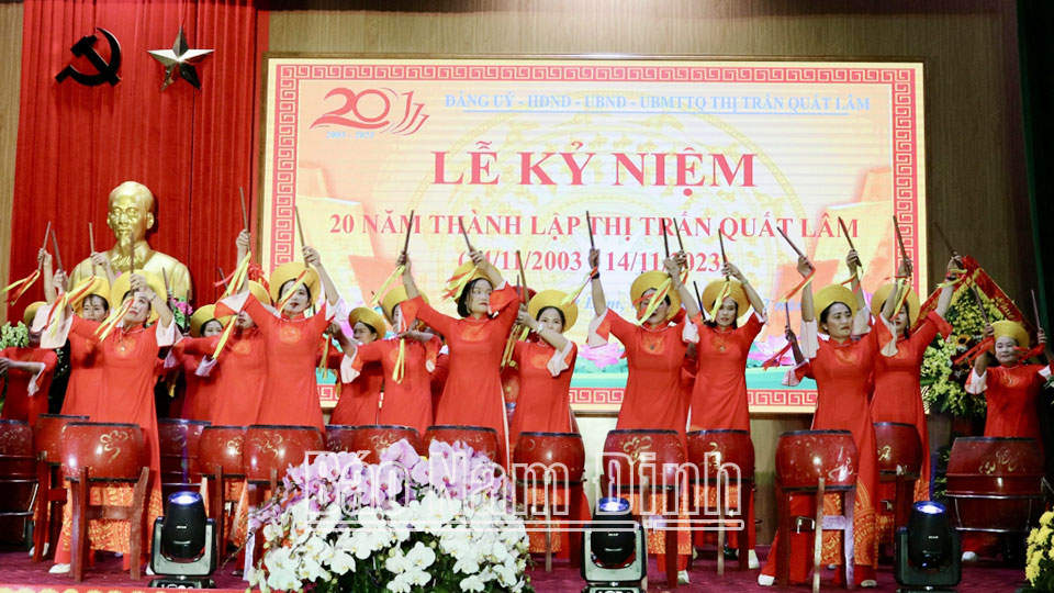 Hội trống nữ Giáo xứ Quất Lâm biểu diễn tại buổi lễ 