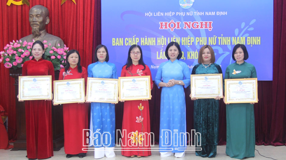 Hội LHPN tỉnh trao thưởng cho các tập thể, cá nhân đạt thành tích xuất sắc trong công tác Hội và phong trào phụ nữ năm 2023.