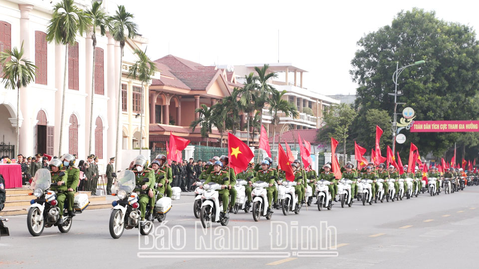 Diễu hành, biểu dương lực lượng tại lễ ra quân.