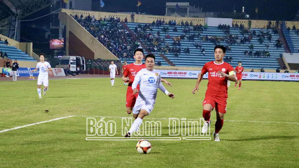 Tình huống tranh chấp bóng giữa các cầu thủ Thép Xanh Nam Định và Thể Công Viettel. 