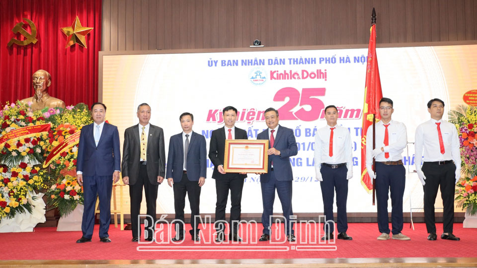 Thừa ủy quyền Chủ tịch nước, đồng chí Chủ tịch UBND Thành phố Hà Nội Trần Sỹ Thanh trao Huân chương Lao động hạng Nhất cho Báo Kinh tế và Đô Thị.