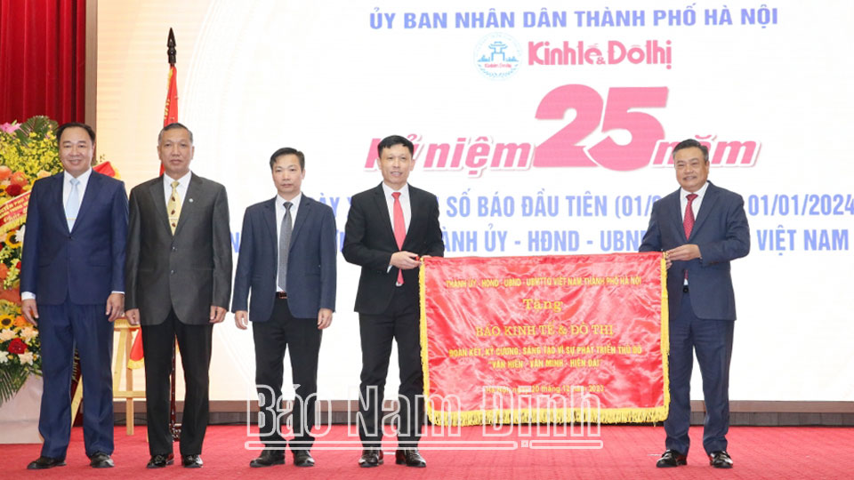 Đồng chí Trần Sỹ Thanh, Ủy viên BCH Trung ương Đảng, Phó Bí thư Thành ủy, Chủ tịch UBND Thành phố Hà Nội trao tặng bức trướng cho Báo Kinh tế và Đô thị.