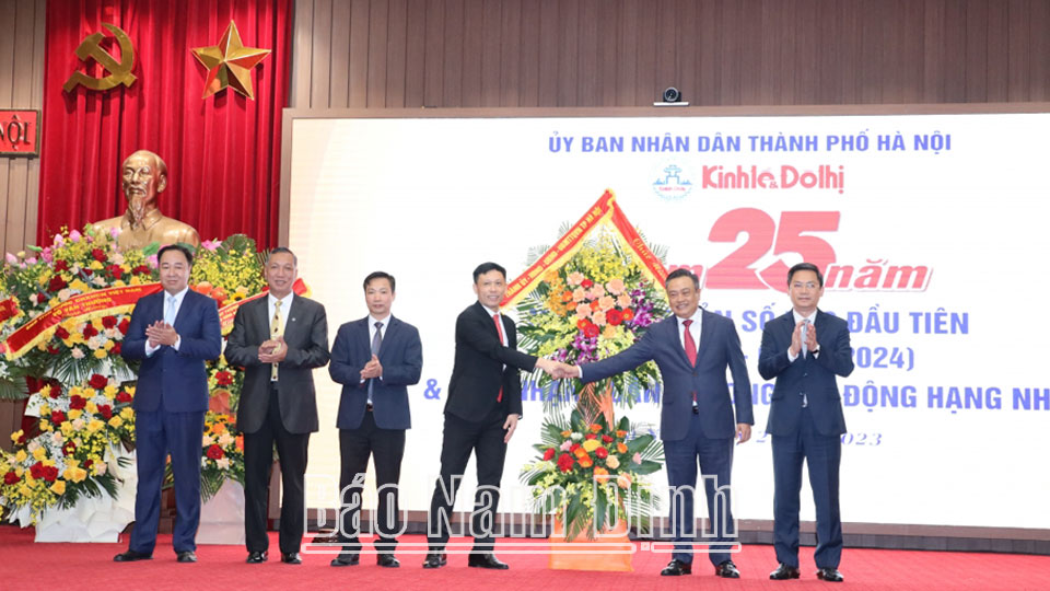 Đồng chí Chủ tịch UBND Thành phố Hà Nội Trần Sỹ Thanh tặng lẵng hoa tươi thắm chúc mừng lãnh đạo, cán bộ, phóng viên Báo Kinh tế và Đô thị.