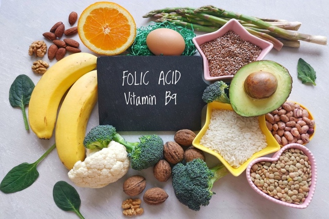 Acid folic được tìm thấy trong nhiều loại trái cây, rau và các loại đậu.