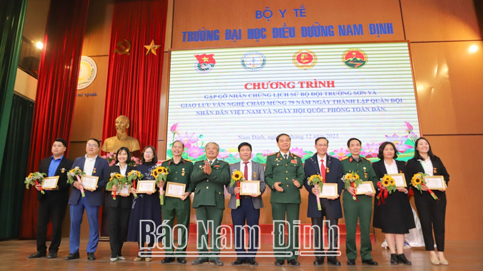 Hội truyền thống Trường Sơn- đường Hồ Chí Minh Việt Nam tỉnh tặng Kỷ niệm chương Chiến sỹ Trường Sơn cho 12 thầy, cô giáo, giảng viên, cán bộ quản lý của trường Đại học Điều dưỡng Nam Định