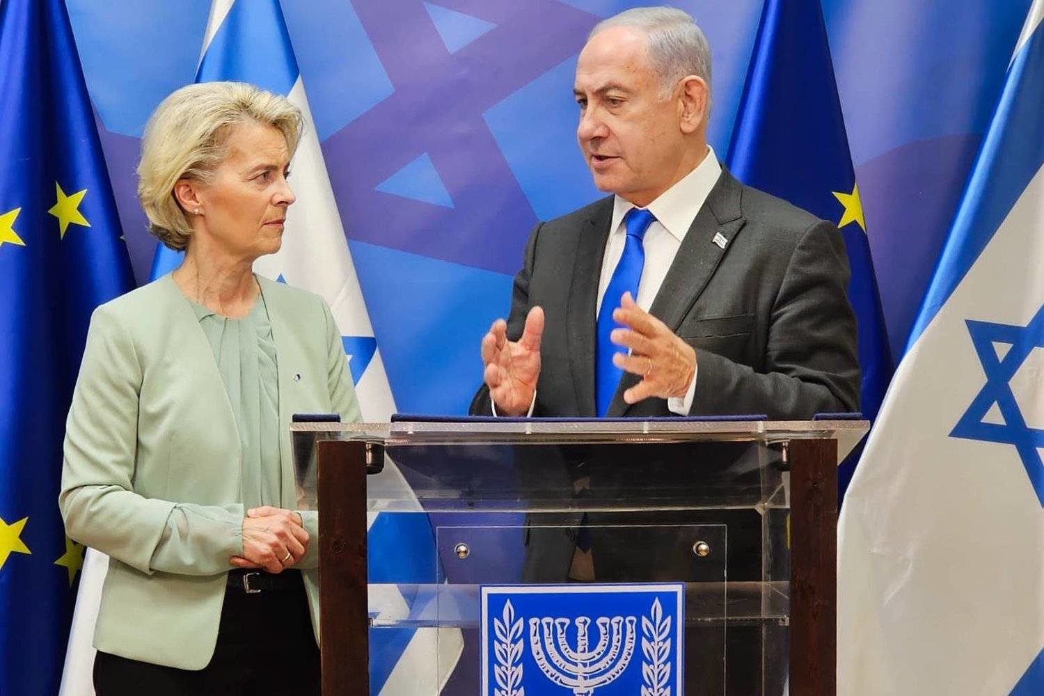 Chủ tịch Ủy ban châu Âu Ursula von der Leyen (trái) và Thủ tướng Israel Benjamin Netanyahu tại Tel Aviv.
Ảnh: DPA