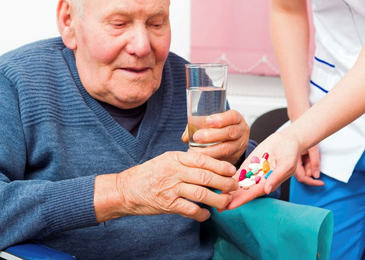 Mách bạn cách dùng thuốc cho cha mẹ tuổi cao hiệu quả và hạn chế tác dụng phụ