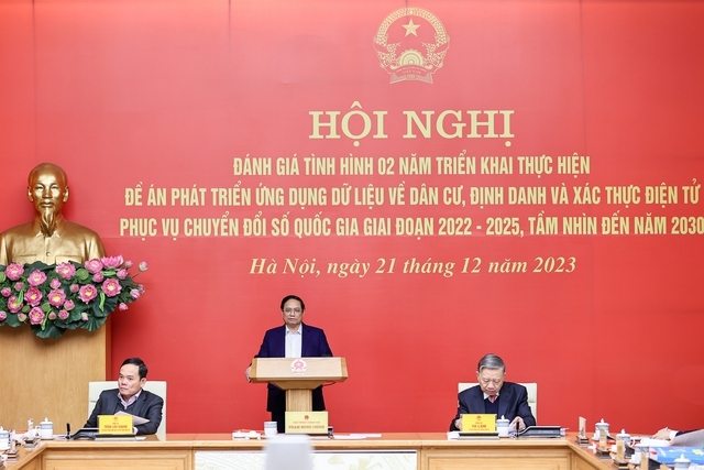 Thủ tướng Phạm Minh Chính chủ trì Hội nghị trực tuyến toàn quốc đánh giá tình hình 2 năm triển khai thực hiện Đề án 06 về Phát triển ứng dụng dữ liệu về dân cư, định danh và xác thực điện tử phục vụ chuyển đổi số quốc gia giai đoạn 2022-2025, tầm nhìn đến năm 2030 - Ảnh: VGP/Nhật Bắc