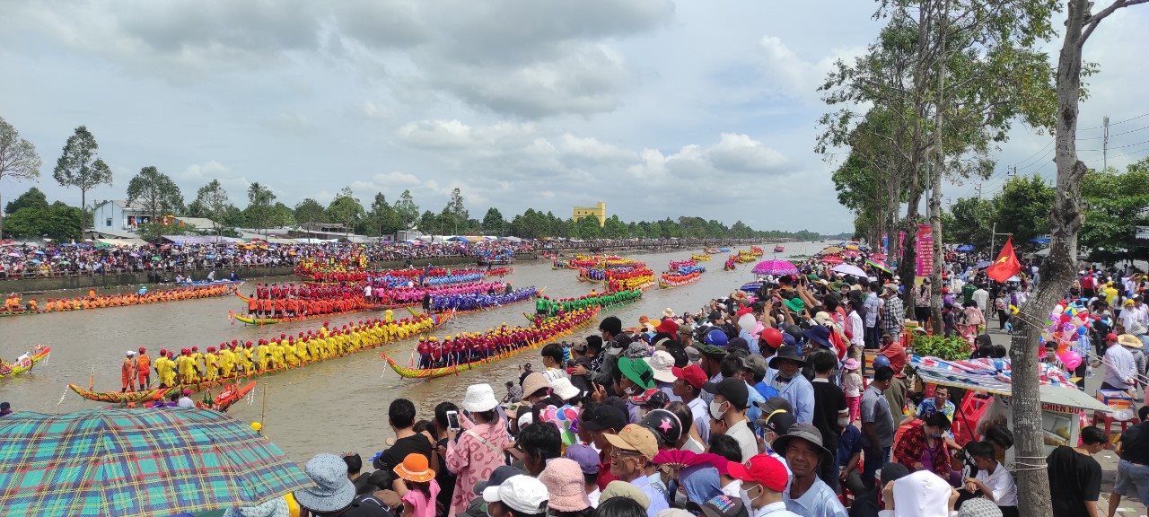 Giải đua ghe Ngo thu hút hàng trăm ngàn khán giả tham gia cổ vũ.