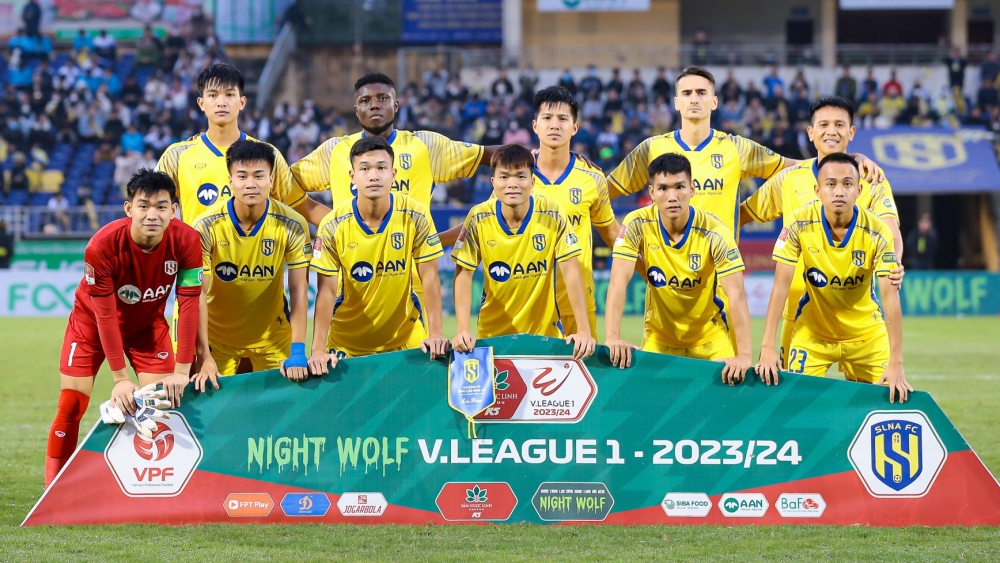 Phan Bá Quyền (đứng giữa hàng trên) bị treo giò tại vòng 7 V-League 2023/2024