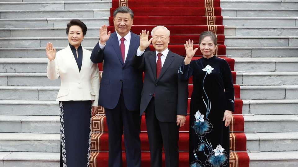 Tổng Bí thư Nguyễn Phú Trọng và Phu nhân cùng Tổng Bí thư, Chủ tịch nước Trung Quốc Tập Cận Bình và Phu nhân tại lễ đón.
            Ảnh: Trí Dũng - TTXVN