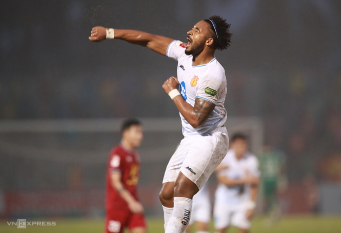 Rafaelson ăn mừng bàn thắng khi Nam Định giành chiến thắng 4-2 trên sân của Hà Tĩnh tại vòng 4 V-League 2023-2024.