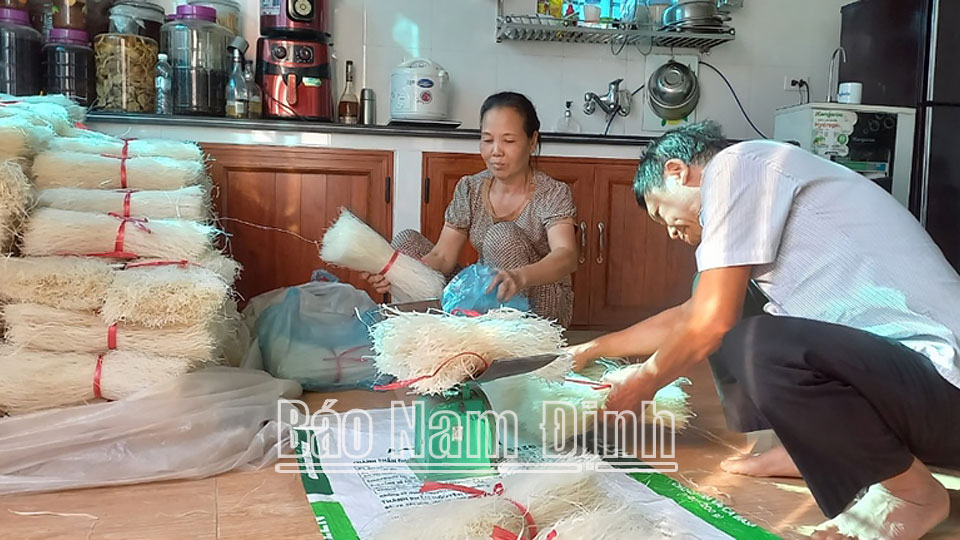 Gia đình ông Nguyễn Viết Thịnh, xã Xuân Kiên (Xuân Trường) đóng gói sản phẩm miến gạo.